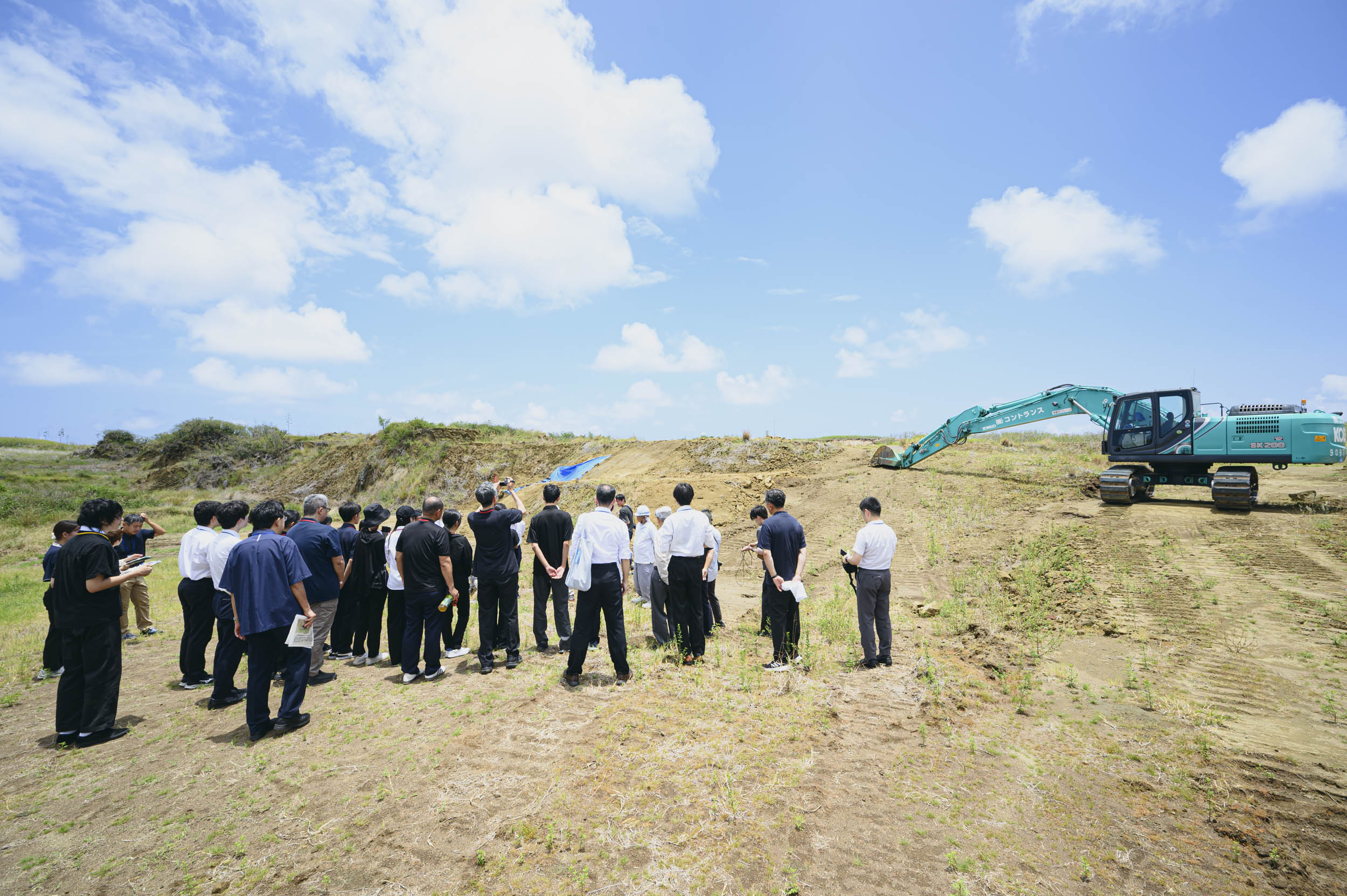 重機のある掘削現場の全景